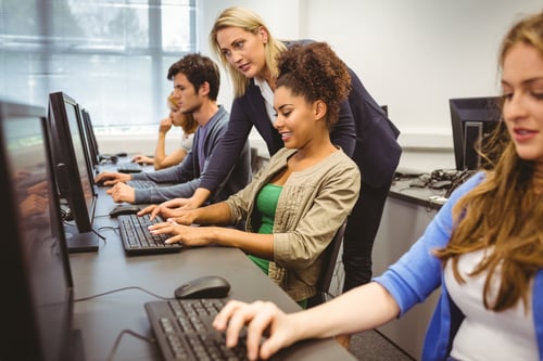 Computer class. Команда за компьютером. Группа за компьютером. Обучение на компьютере. Студент за компьютером Сток.